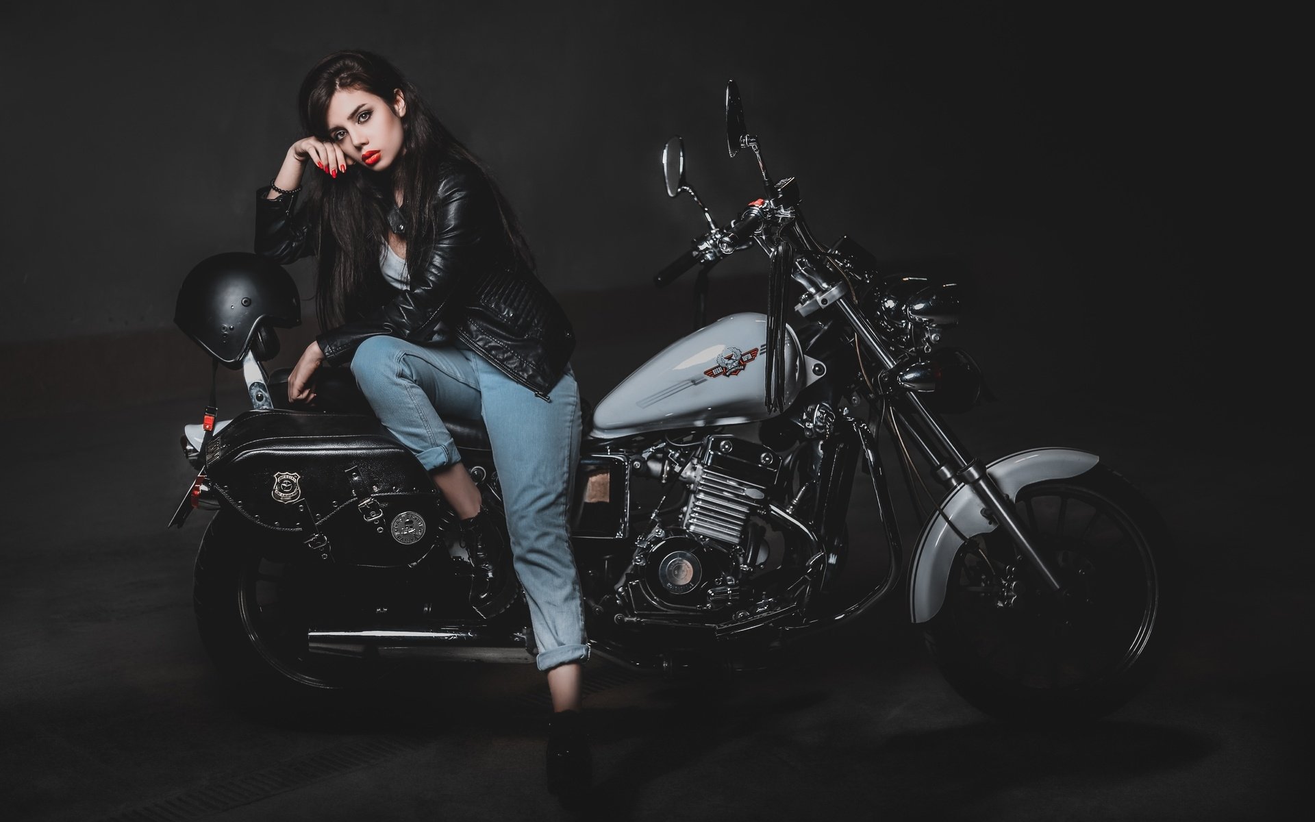 Biker girls: style and drive brings the glow — live moments in Phoenix