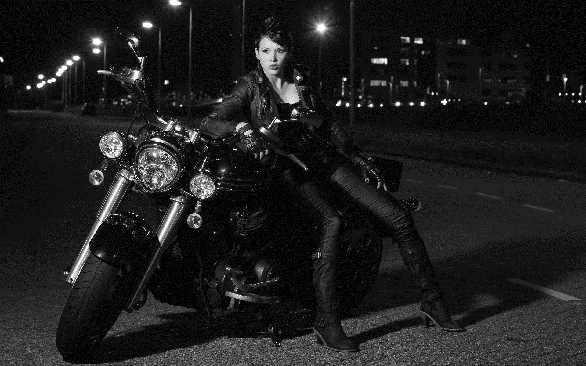 Photo Beautiful girls and motorcycles in Phoenix